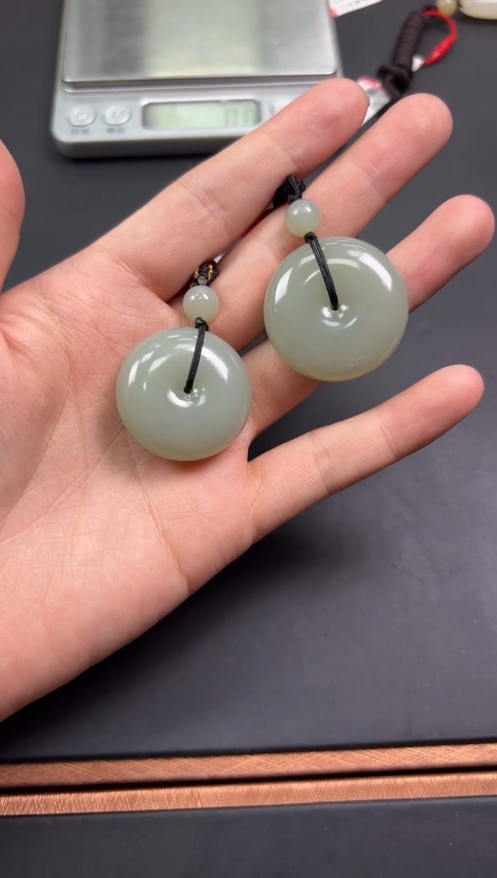 【闪购商品】和田玉吊坠(赠链)未镶嵌且末微色差近矿吊坠多样性发货