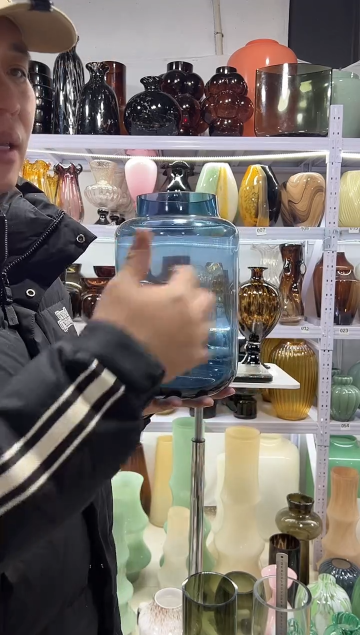 透蓝花瓶.............