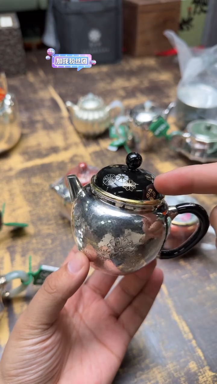 传**风艺林堂&李小白联名黑地错金银秋月皮球花壶