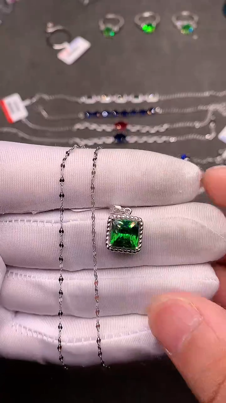 【闪购商品】透辉石吊坠银S925镶嵌.......