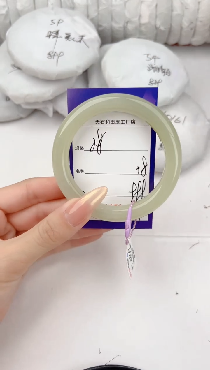 和田玉手镯未镶嵌28颜色微差无瑕疵