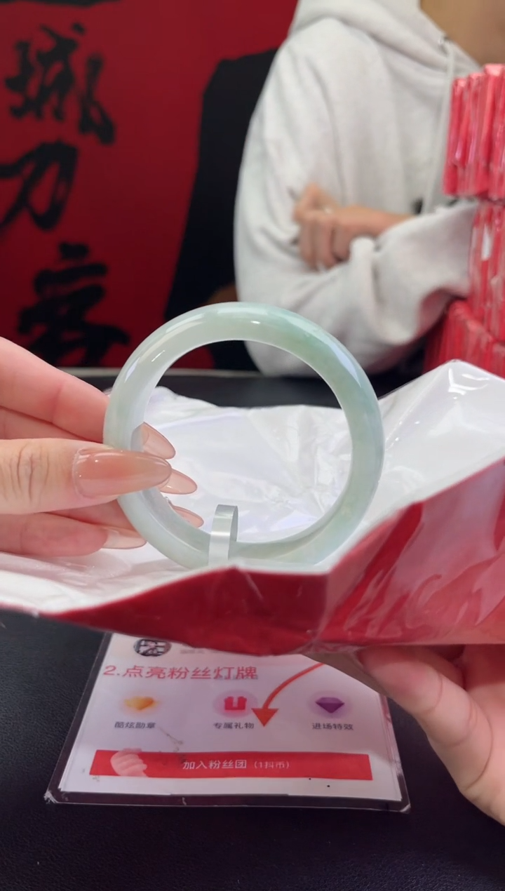 【闪购商品】翡翠手镯未镶嵌1翡翠手镯(微瑕）