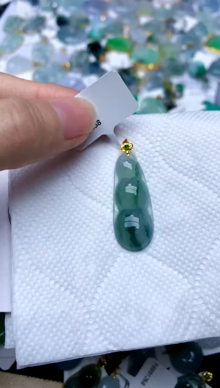 颈饰18K金镶嵌翡翠天然A货翡翠