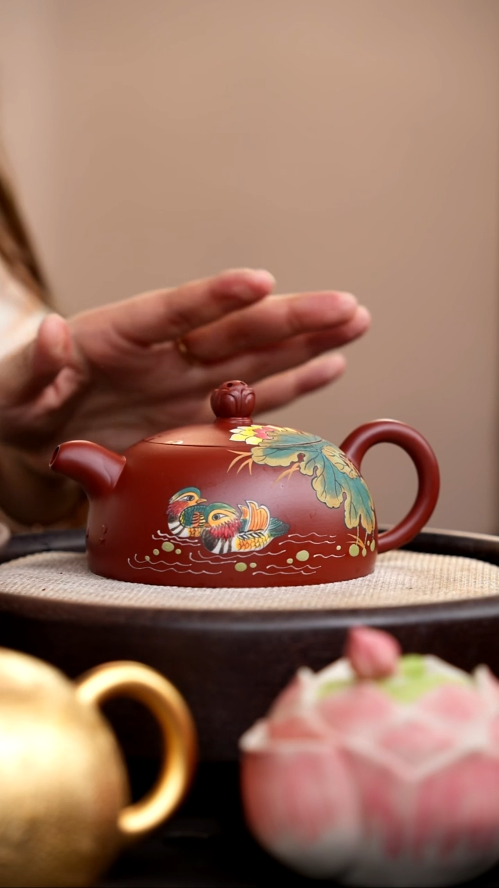 茶壶紫砂朱泥半月泥绘鸳鸯