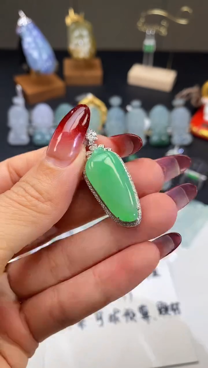 【闪购商品】翡翠吊坠(不含链)18K金镶嵌瓜