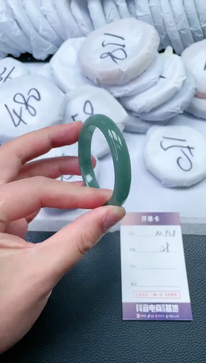 【闪购商品】石英质玉手镯未镶嵌M958