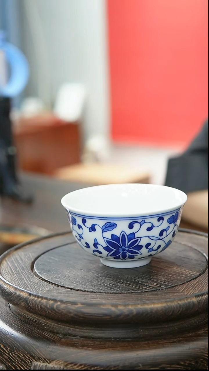 813函夏非遗青花缠枝莲主人杯