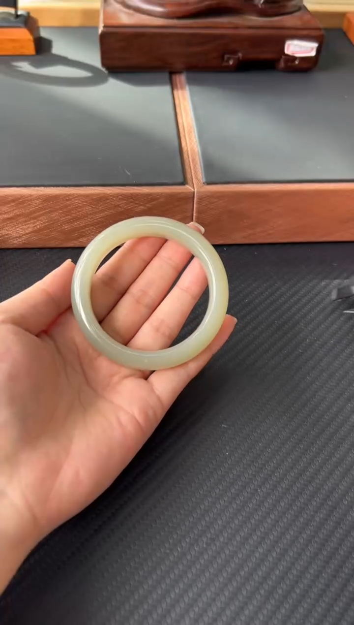 【闪购商品】和田玉未镶嵌手镯且末微色差近矿55K