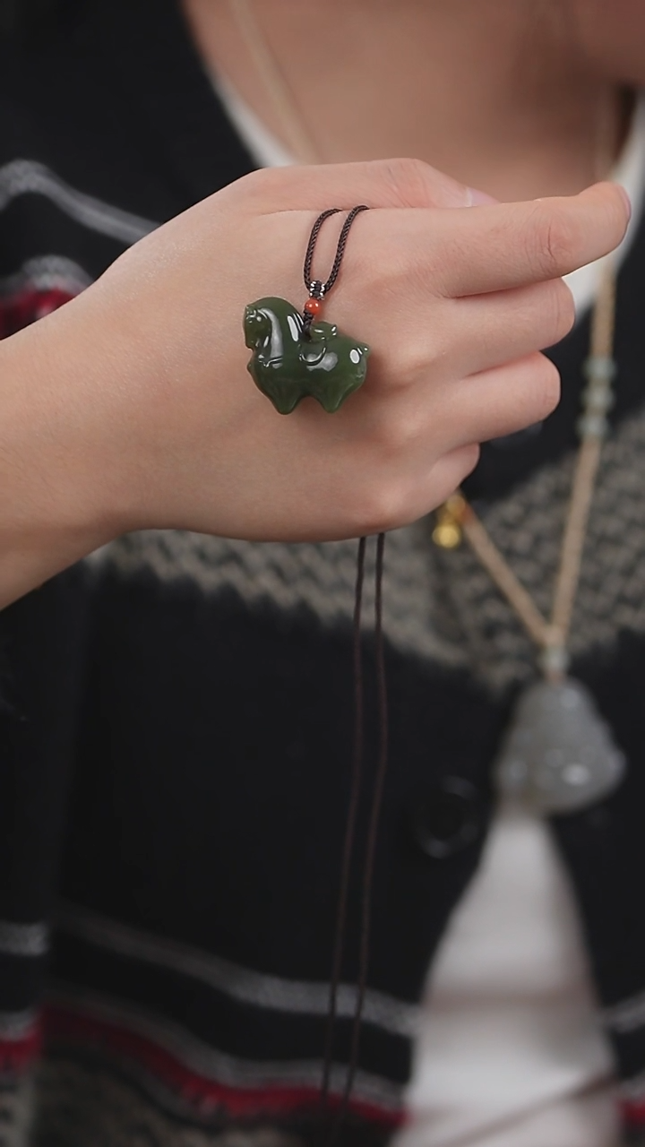 颈饰未镶嵌和田玉新疆沙枣青大马吊坠多样性发一