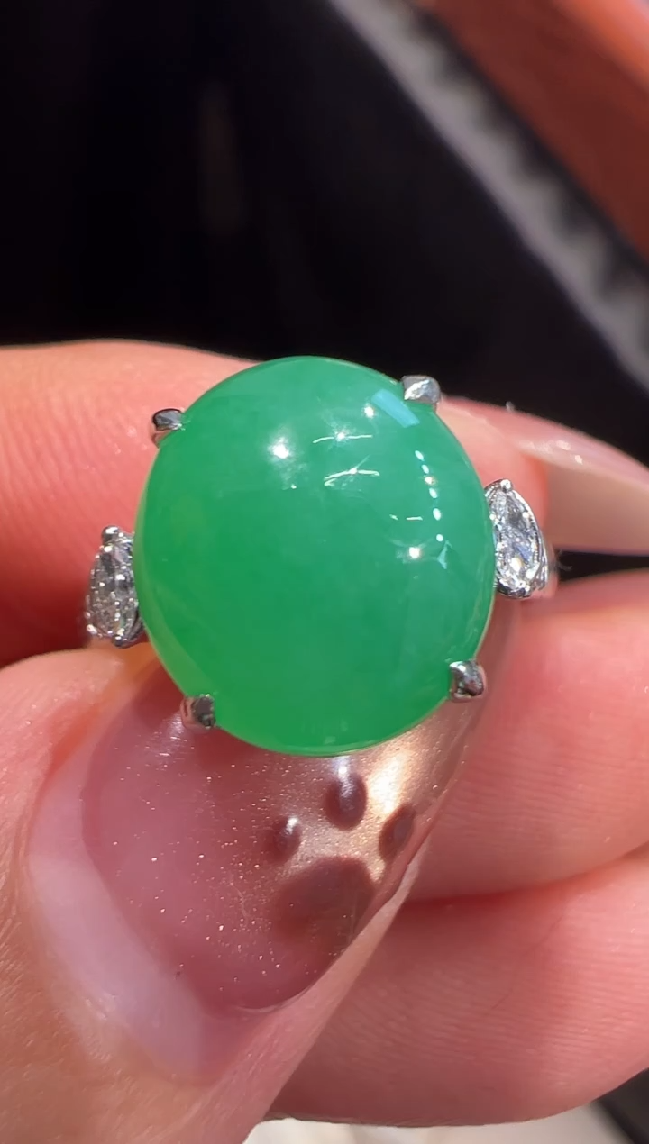 18K金镶嵌戒指翡翠戒指