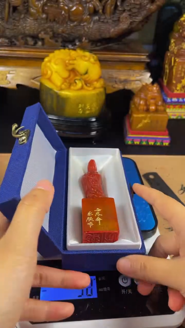 寿山石印石红田观音立像竖章