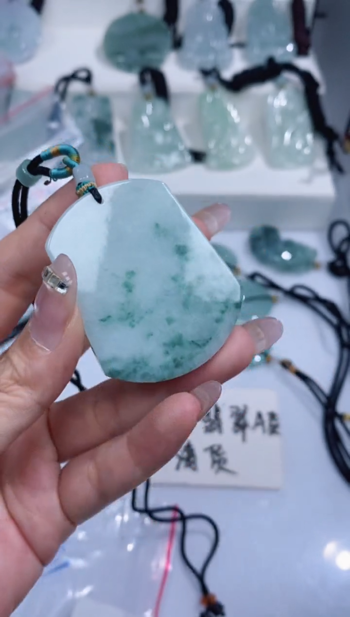 颈饰未镶嵌翡翠吊坠