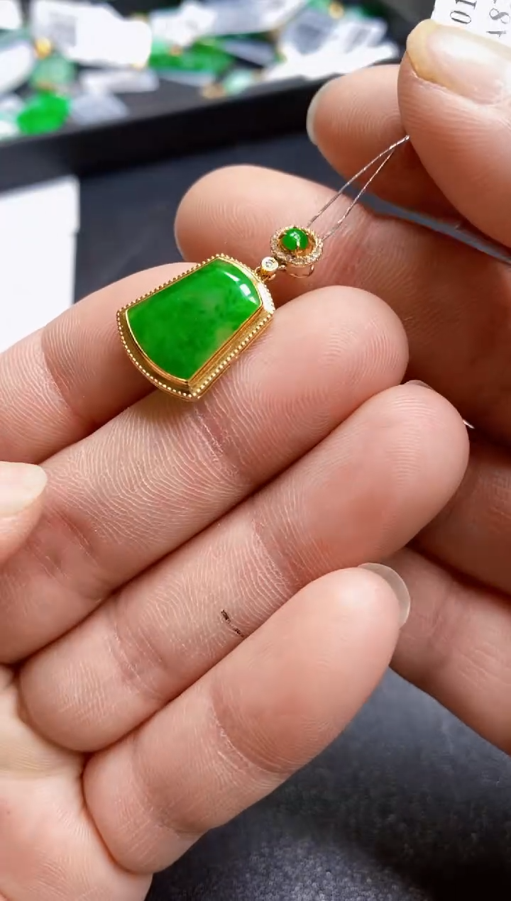 【闪购商品】翡翠颈饰18K金镶嵌无事牌