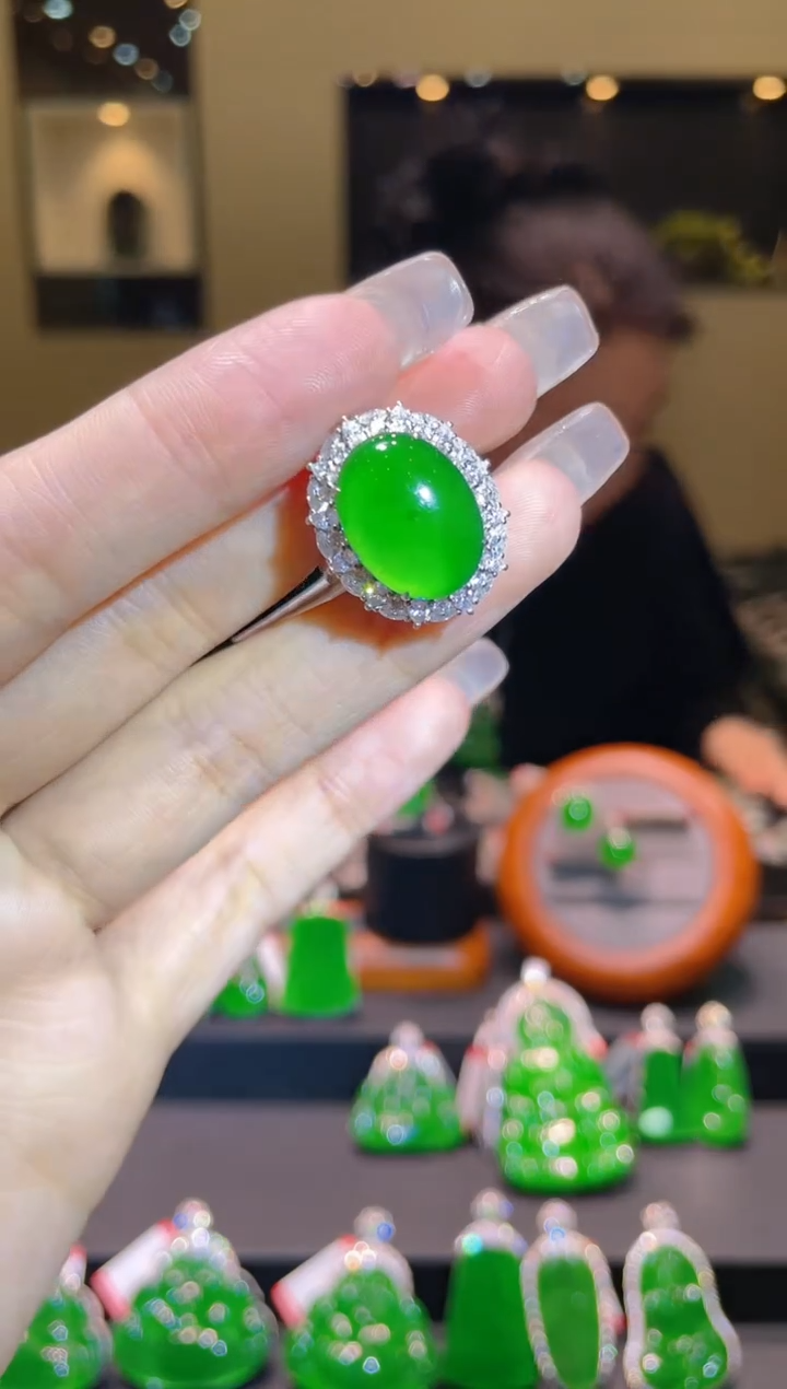 【闪购商品】翡翠吊坠(赠链)18K金镶嵌A75