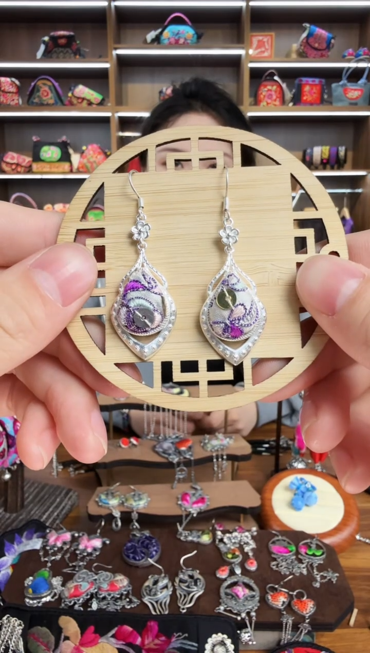 【闪购商品】织绣95蒙阿苏苗绣传承