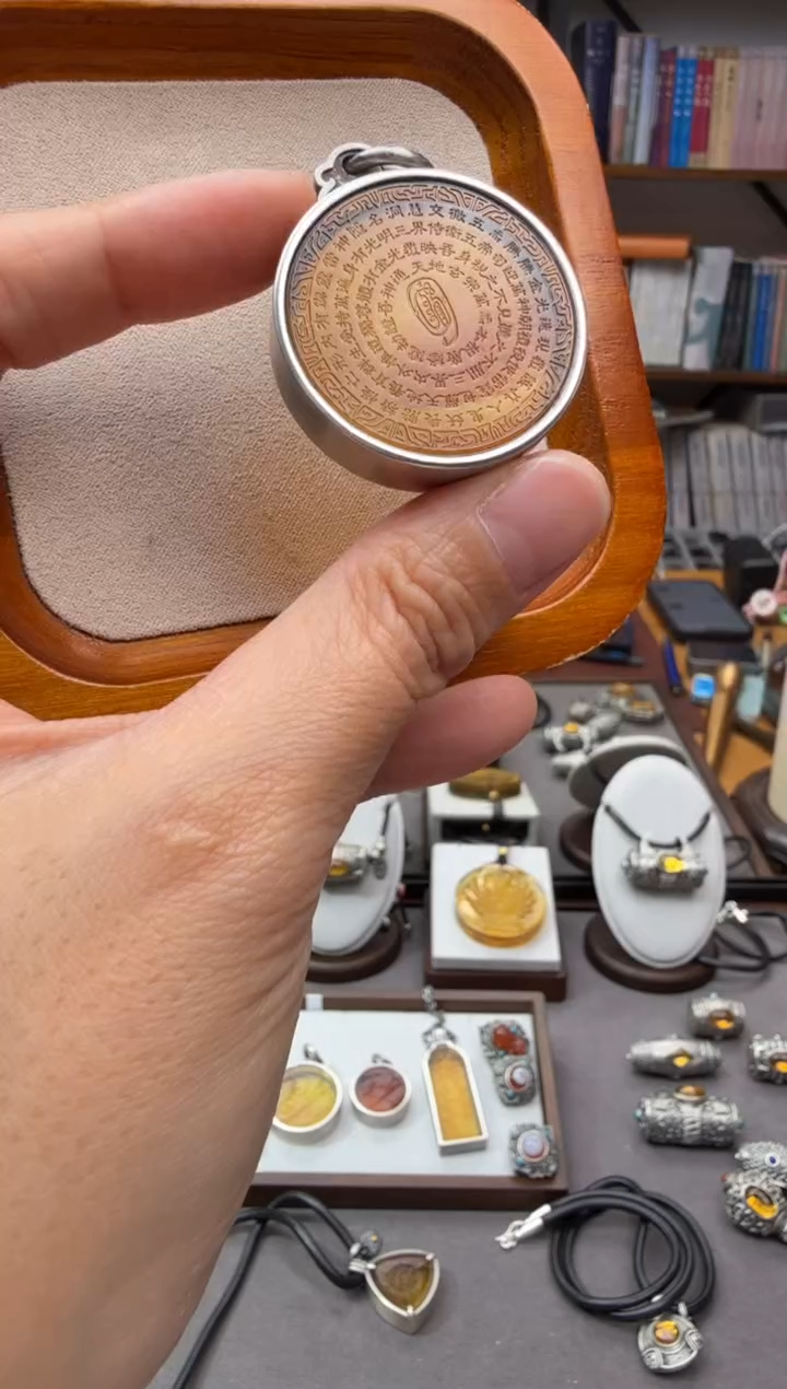 未镶嵌颈饰琥珀金光咒吊坠