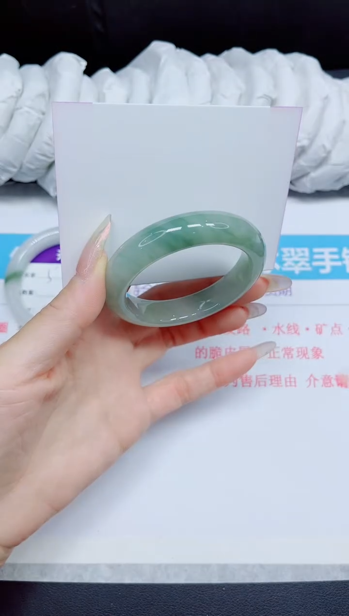 石英质玉手镯未镶嵌6.