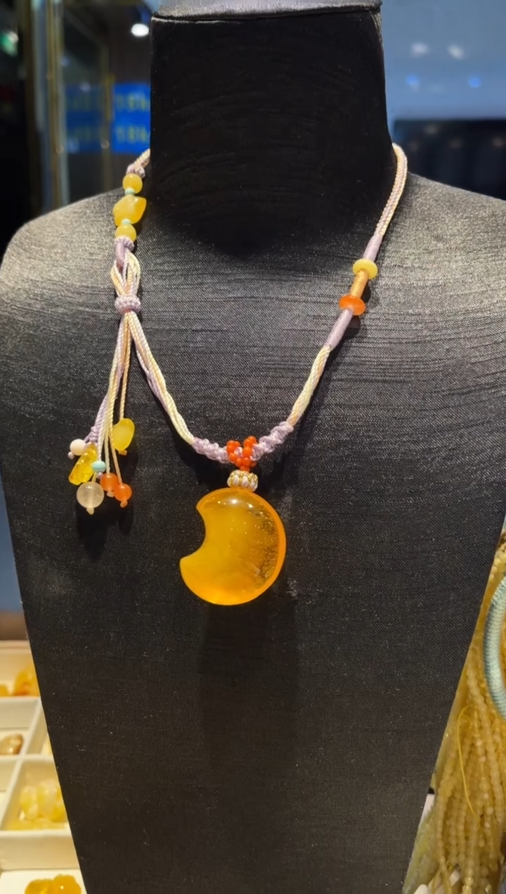 【闪购商品】琥珀珠宝奇石未镶嵌月亮吊坠