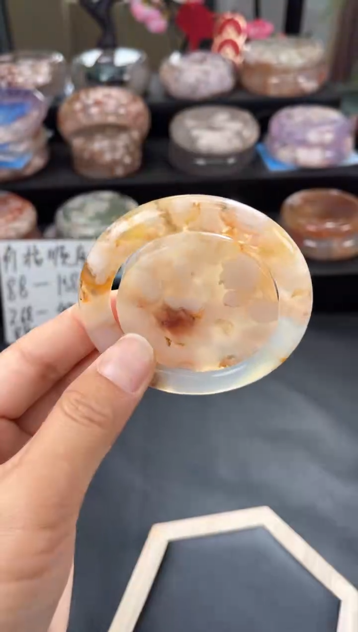 【闪购商品】石英质玉手镯未镶嵌52