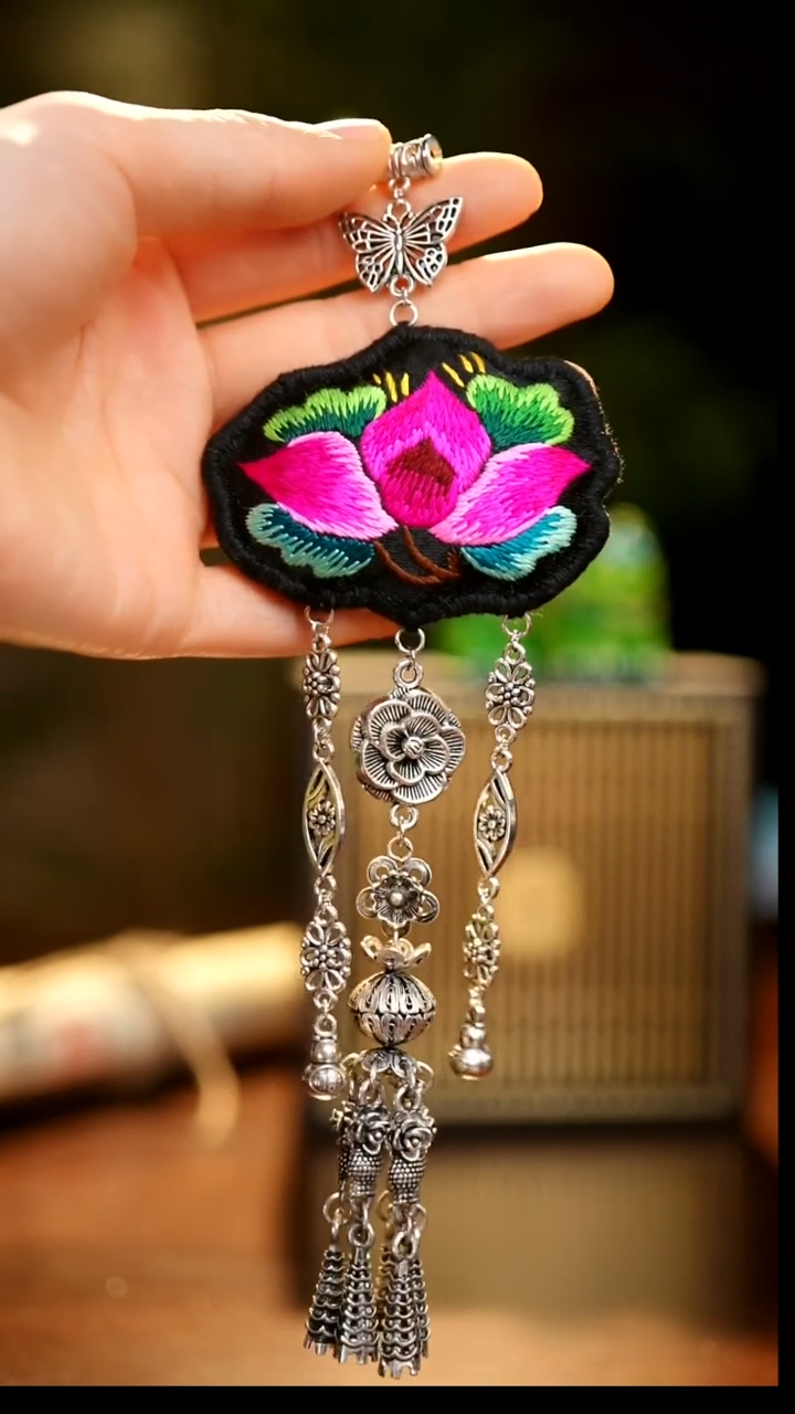 刺绣私人定制苗族手工W322