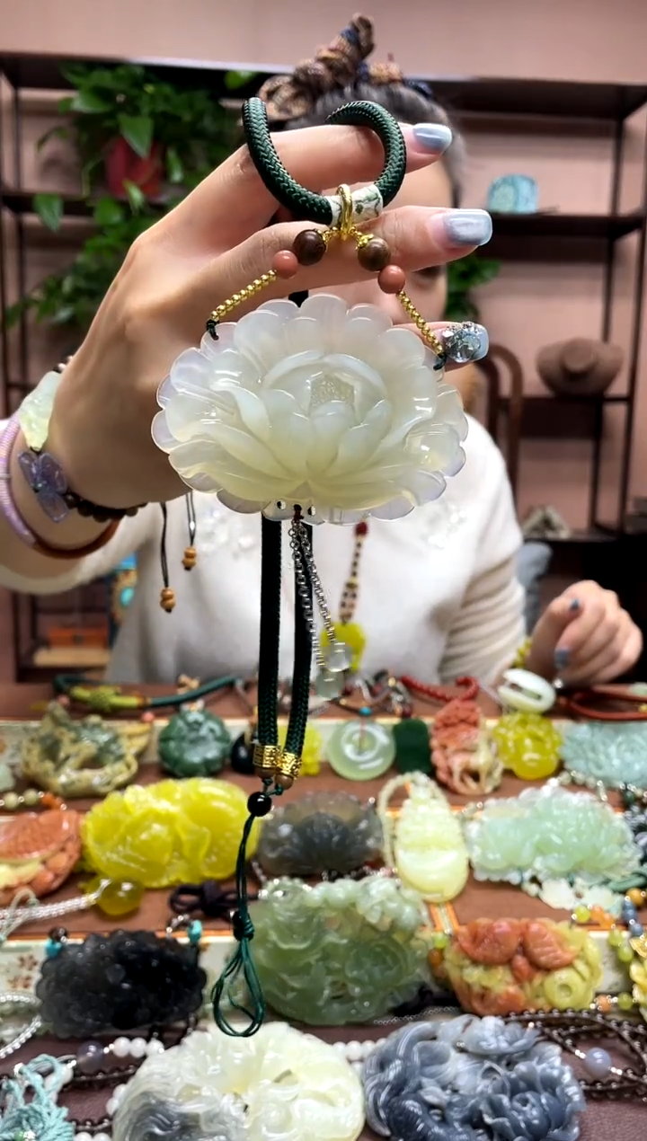 未镶嵌岫玉颈饰·