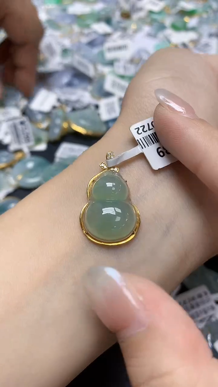 翡翠18K金镶嵌颈饰天然缅甸翡翠A货