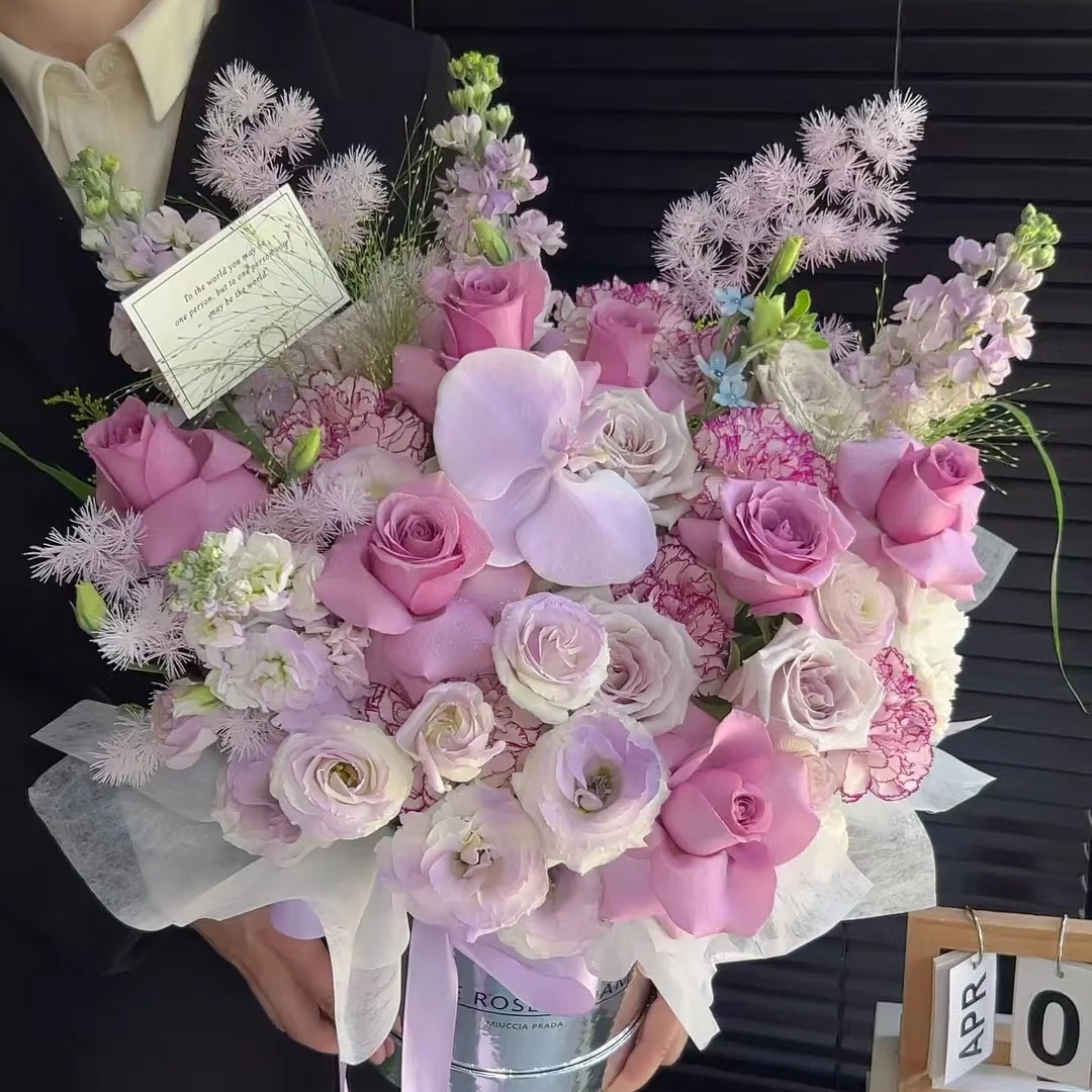 【温馨怀抱】7朵紫玫瑰7朵康乃馨1朵蝴蝶兰紫罗兰洋桔梗混搭抱抱桶送朋友送老婆鲜花小时达同城配送