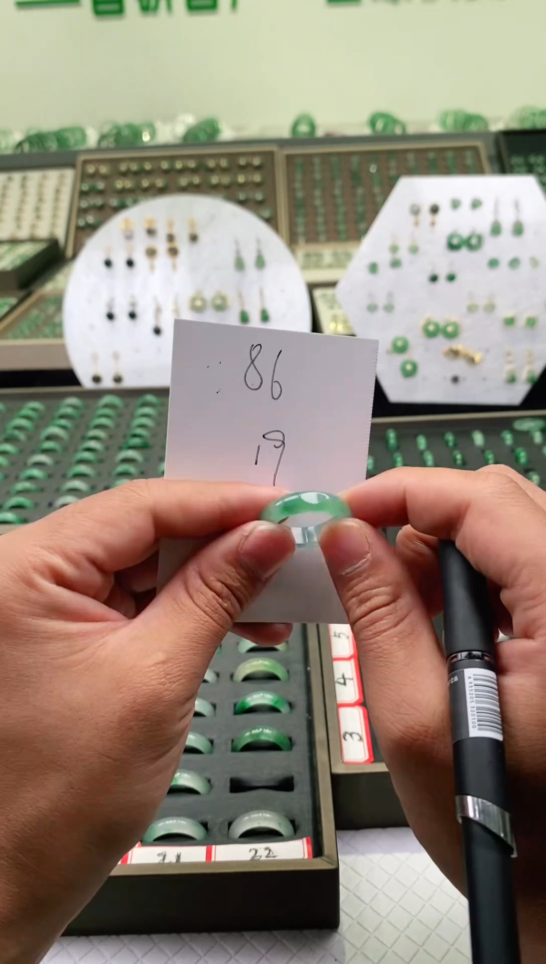 未镶嵌石英质玉（非洲翠）戒圈微瑕戒圈19