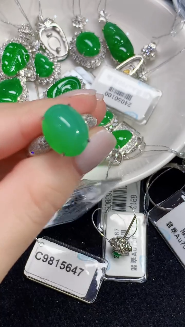 18K金镶嵌戒指翡翠多样性发其一