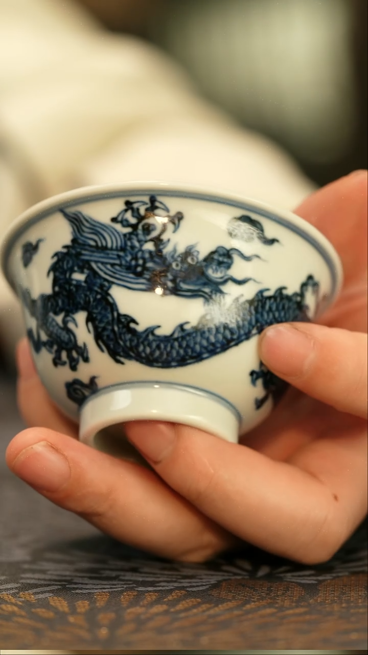 中式仿明青花铠甲龙纹鸡心杯