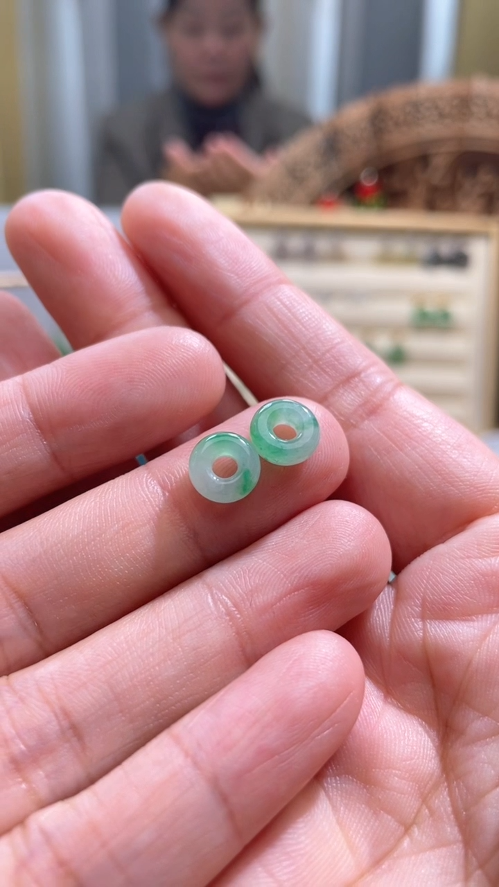 【闪购商品】翡翠颈饰未镶嵌甜甜圈一对