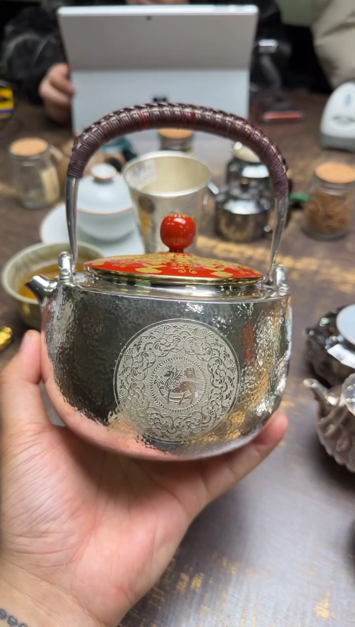 G****o艺林堂&李小白联名款宫墙红堆金太平盛世银壶