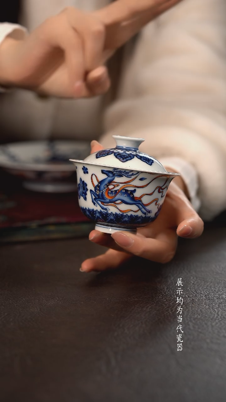 洪印慕明矾红加彩九色鹿元宝盖碗