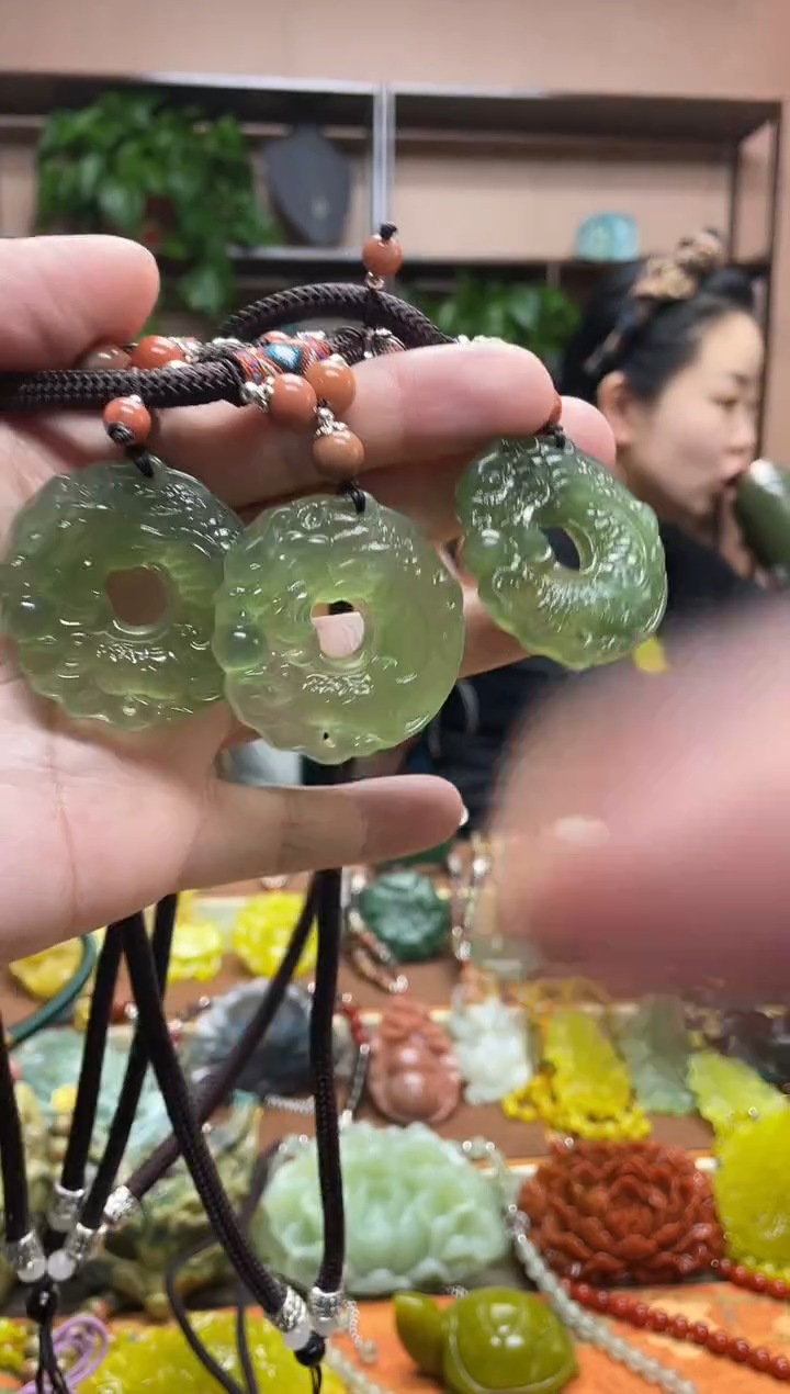 未镶嵌岫玉吊坠多样性发货发其中之一