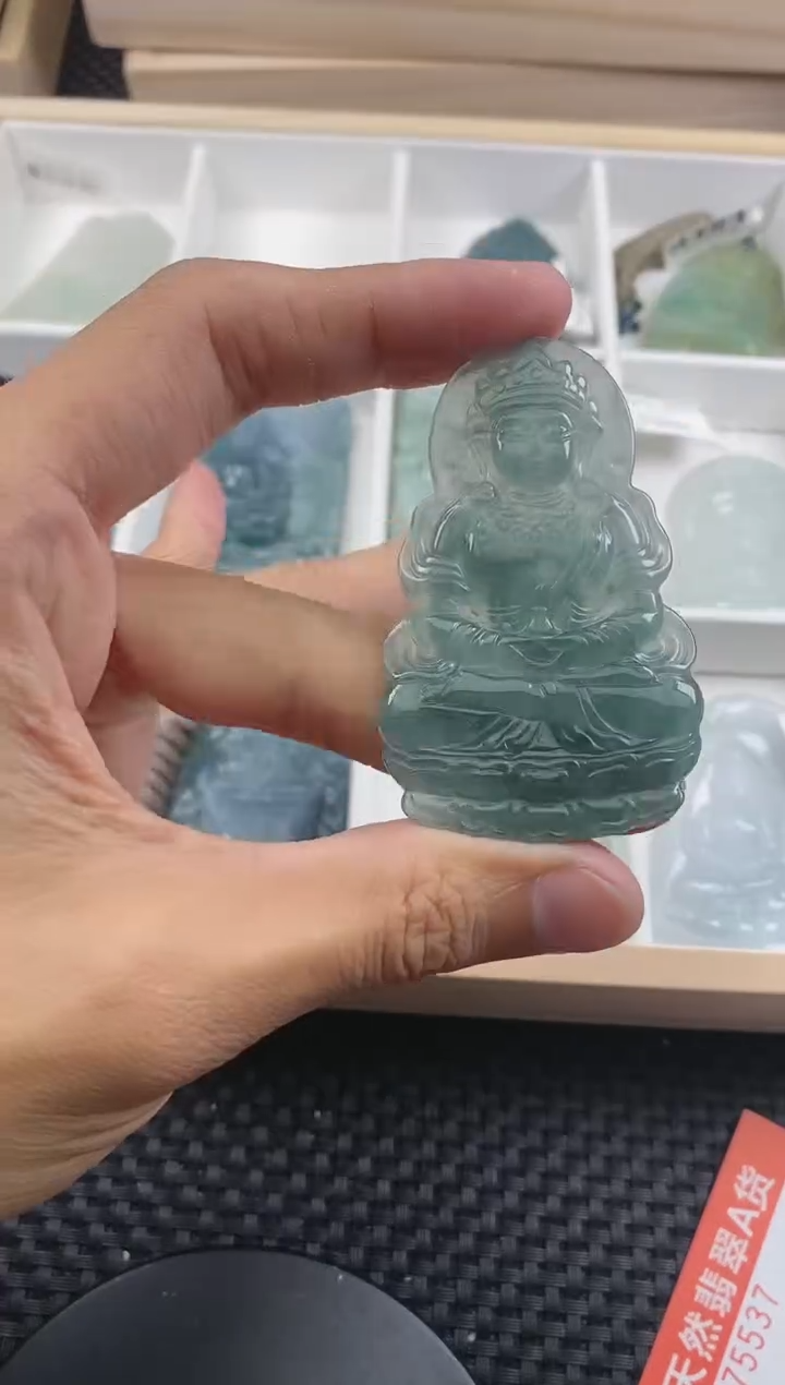 翡翠未镶嵌颈饰 