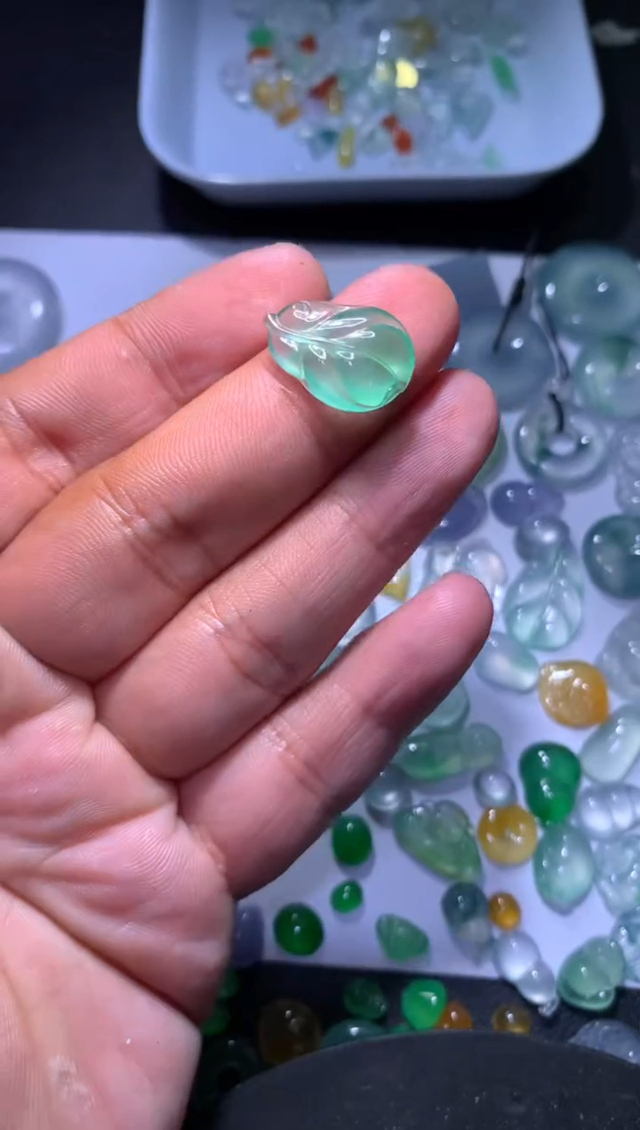 【闪购商品】翡翠颈饰未镶嵌叶子