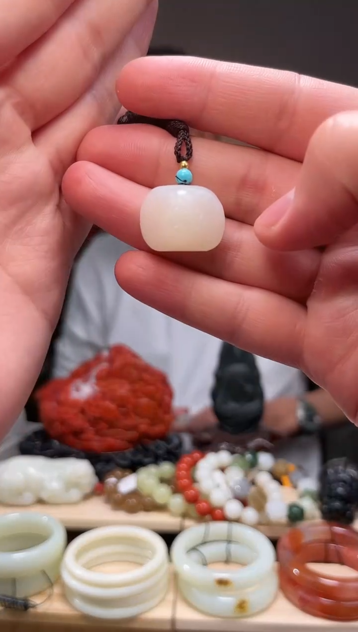 颈饰未镶嵌和田玉吊坠