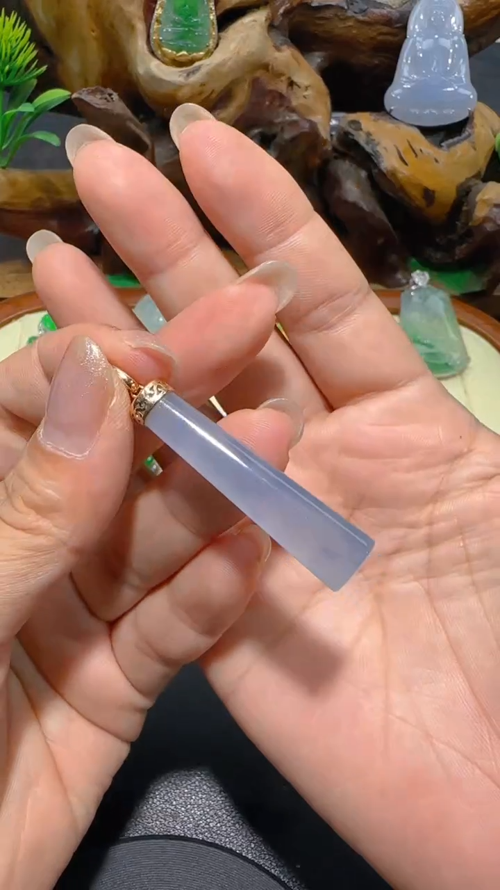 翡翠18K金镶嵌颈饰吊坠