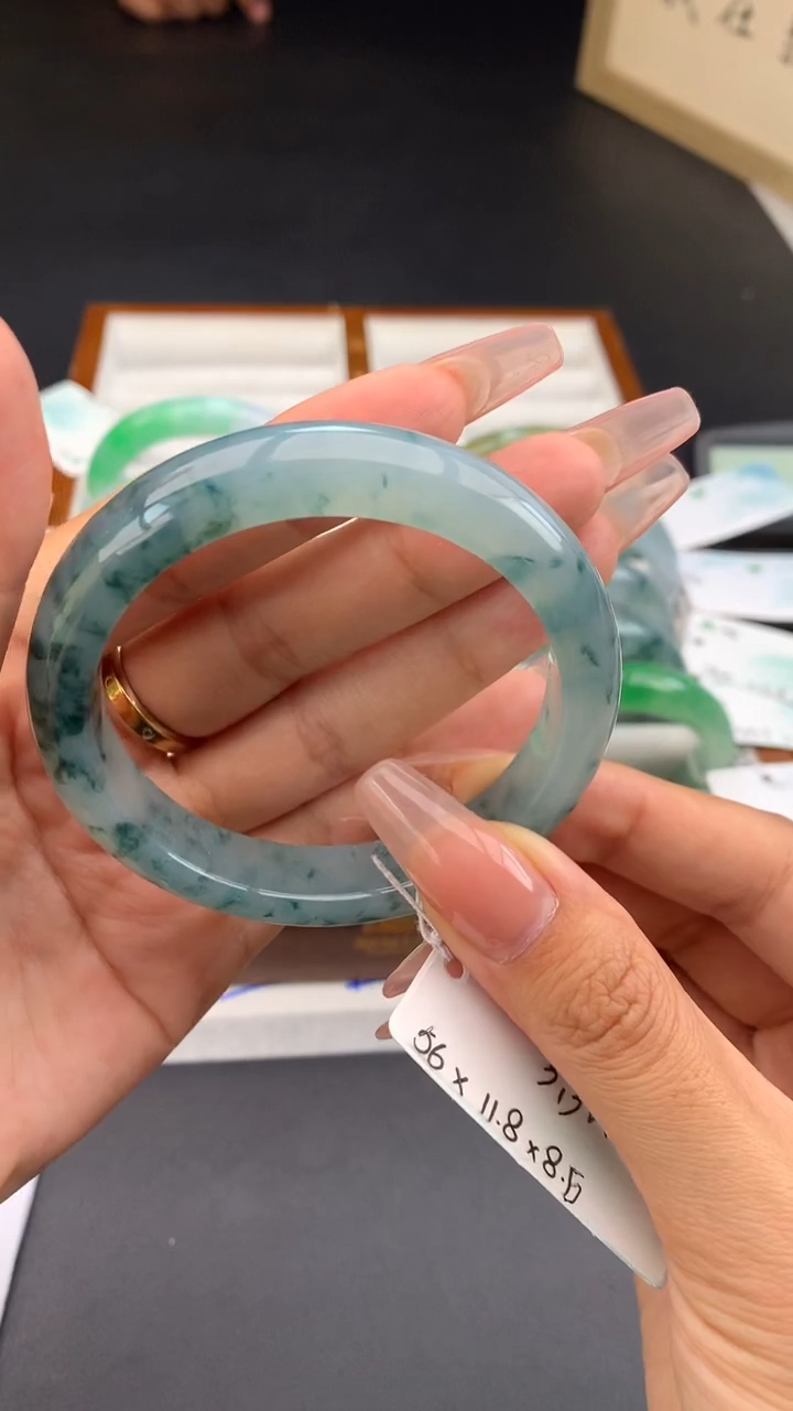 【闪购商品】翡翠手镯未镶嵌女神节#送礼#，订金1万元~