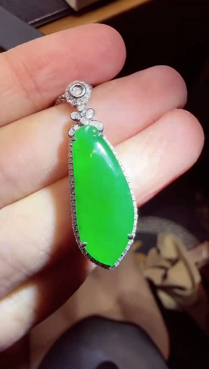 【闪购商品】翡翠吊坠(不含链)18K金镶嵌瓜