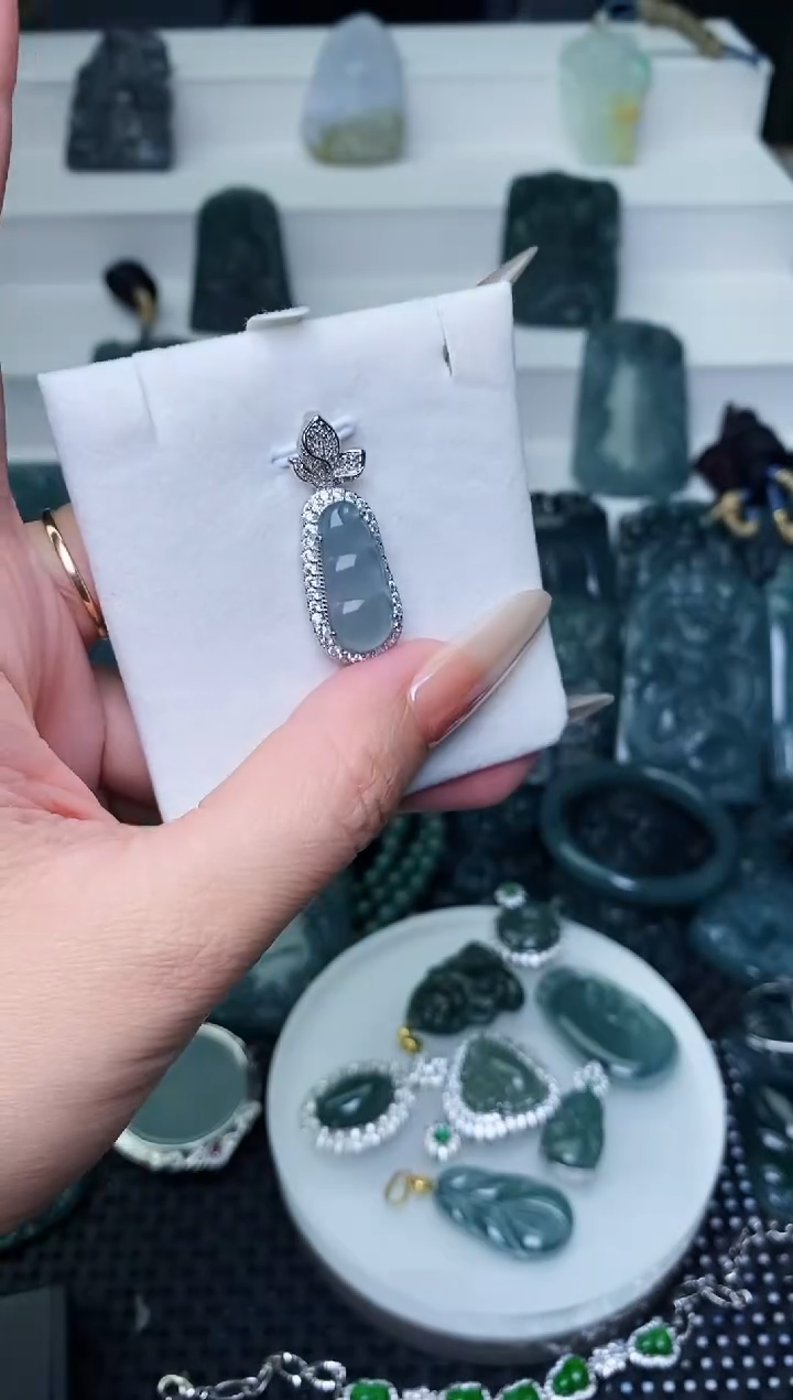 颈饰未镶嵌翡翠 