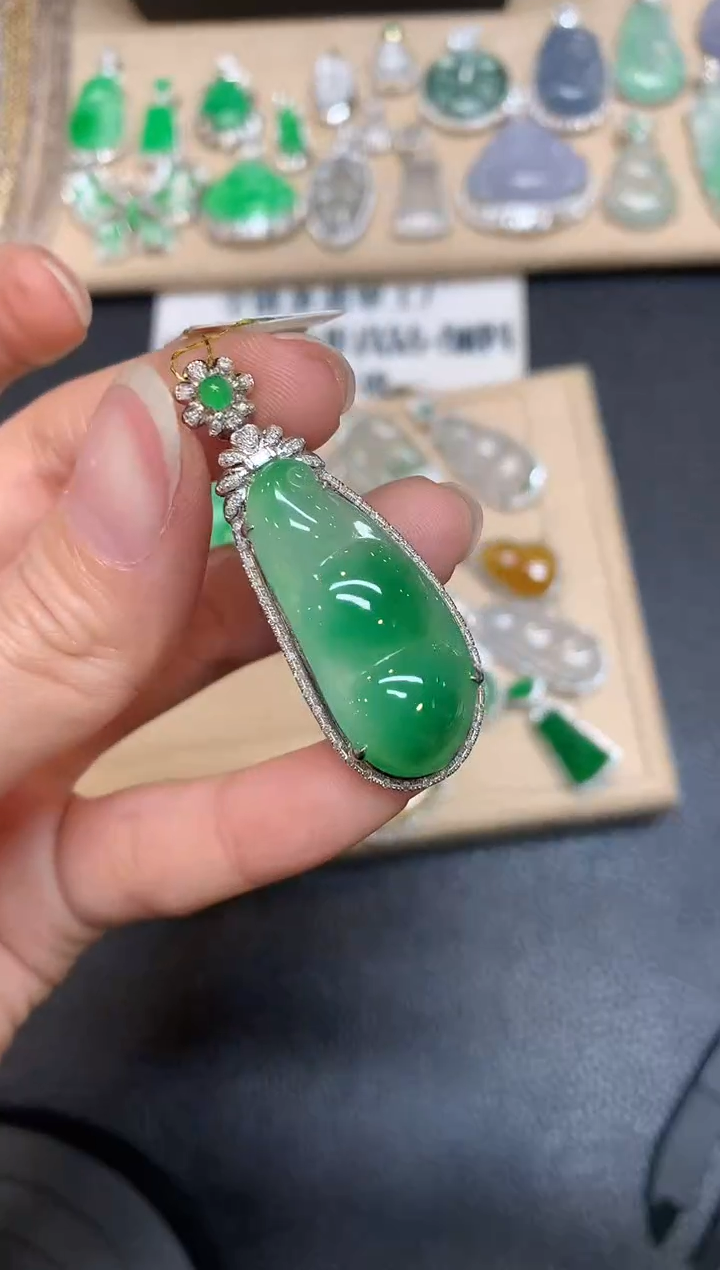 【闪购商品】翡翠颈饰18K金镶嵌福豆【无服务费