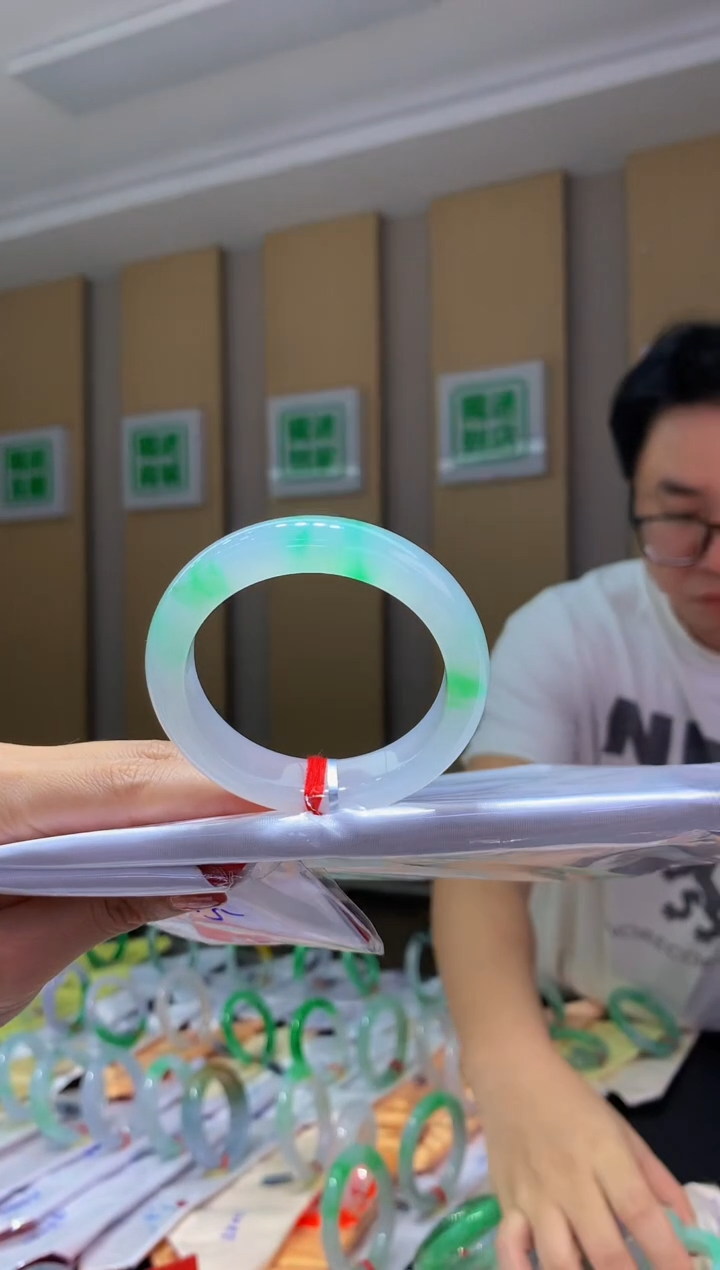 未镶嵌手镯翡翠-C69 圈口53.5 全款96万 定金2万