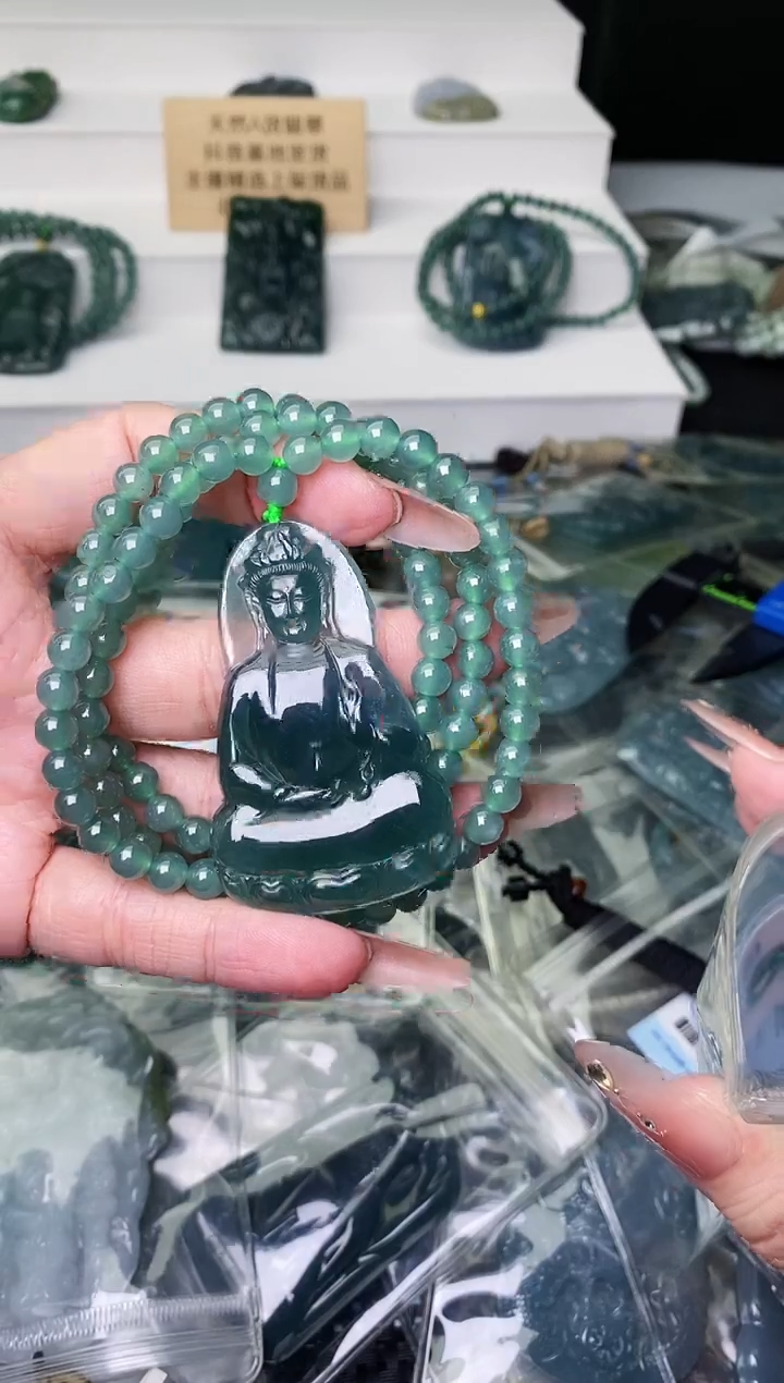 颈饰未镶嵌翡翠 