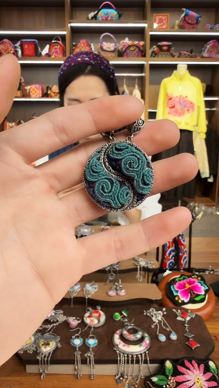 【闪购商品】织绣121蒙阿苏苗绣传承