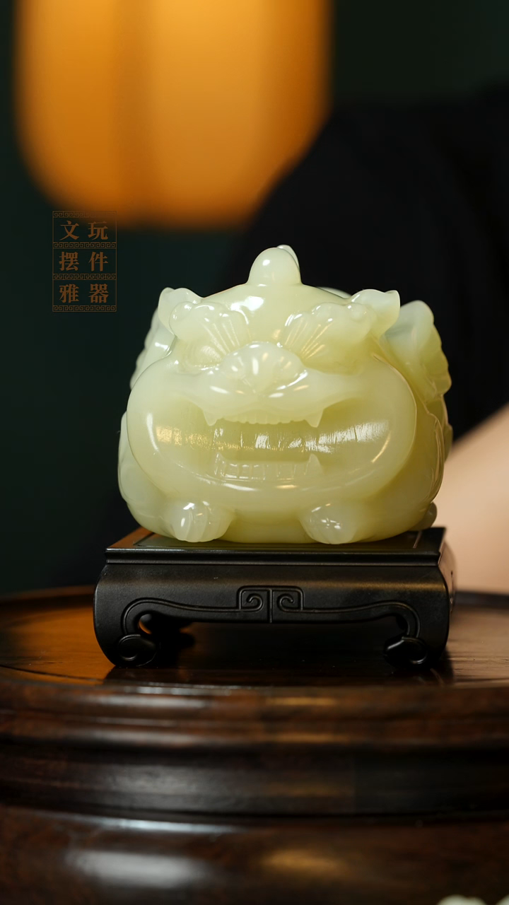玉《貔貅纳福》手把件摆件