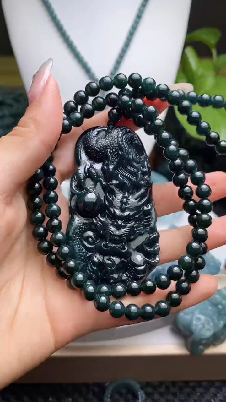 翡翠未镶嵌颈饰         