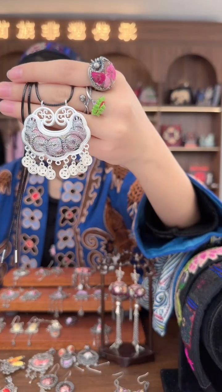 【闪购商品】织绣扶光苗绣传承110