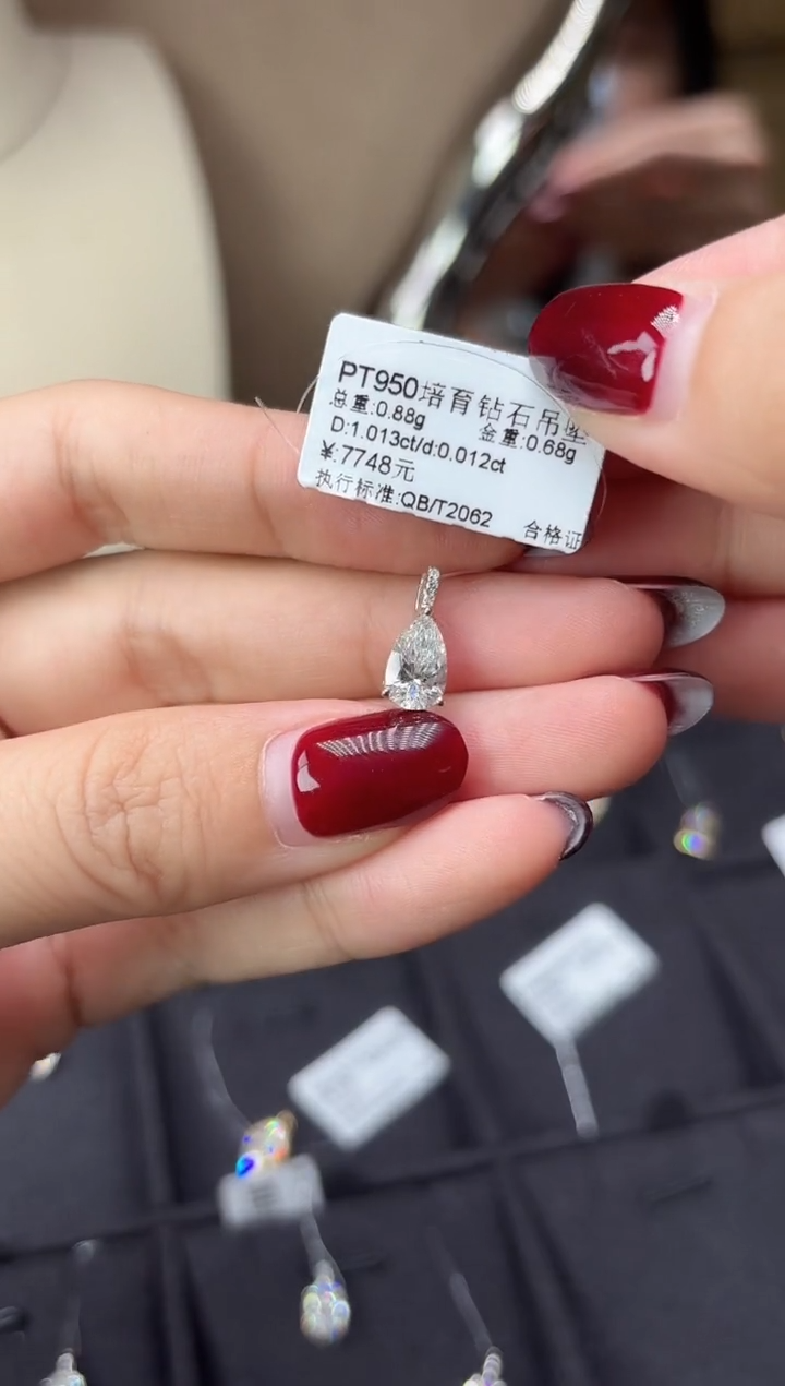 铂Pt950镶嵌颈饰实验室培育钻石吊坠
