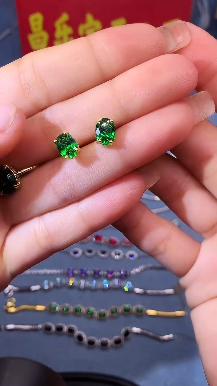 【闪购商品】透辉石耳饰银S925镶嵌111111